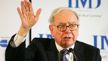 Warren Buffett se retira a la presidencia emérita de Berkshire Hathaway y da paso a su hijo Howard Buffett