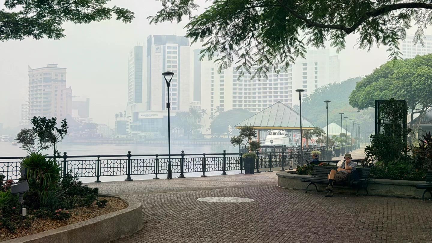 La contaminación del aire en Sarawak también alcanzó a Kuching, donde el índice oficial llegó a 311 y quedó en un nivel peligroso para la salud (AP)