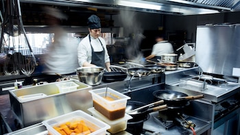 Personal trabaja en la cocina