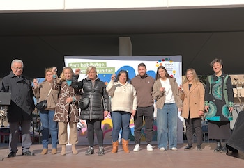 La alcaldesa del Prat de Llobregat, Alba Bou (dcha), entrega las llaves a varios de los adjudicatarios de los pisos de la COV. (Cooperativa Obrera de Viviendas)