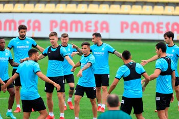 Los jugadores del Villarreal, durante la sesión que ha realizado el equipo previo al partido de Champions League que disputará mañana en el estadio de la Cerámica (Villarreal) contra el Atalanta.EFE/ Domenech Castelló