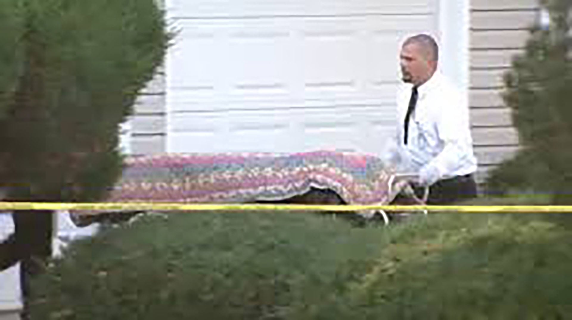 El cuerpo de Yun Mi es sacado de la casa por los oficiales de la policía