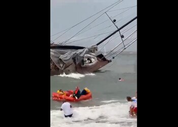 Velero varado en Formentera tras