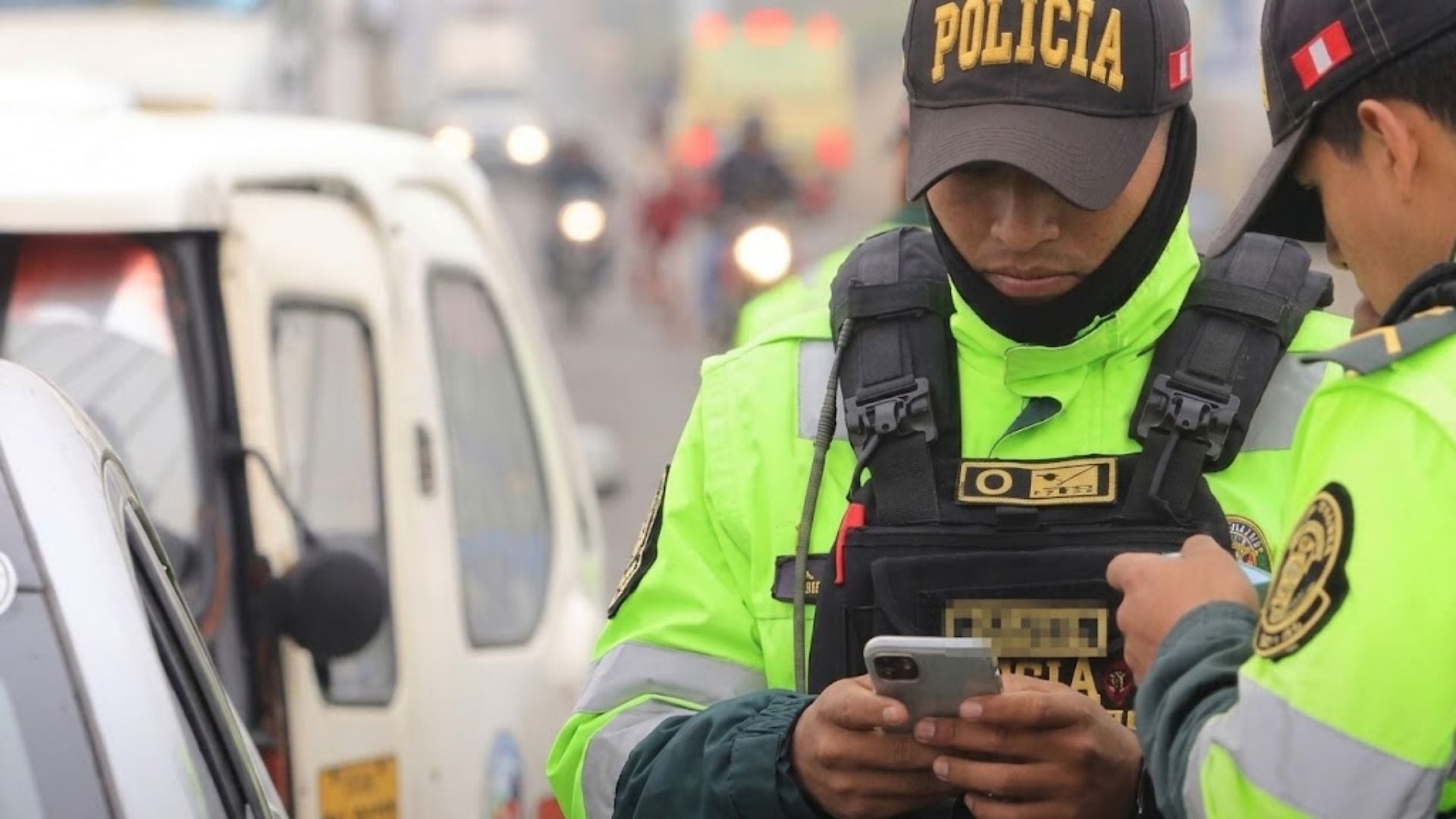 Policías no podrán usar sus celulares en operativos durante el estado de emergencia.