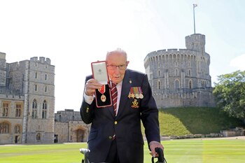 El capitán Tom Moore posa junto a la medalla de Caballero de la Orden del Imperio Británico