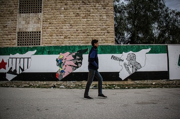 14/03/2021 Un joven pasea ante