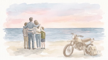 Cuatro personas de espaldas contemplan el mar en la playa junto a una motocicleta, una mochila y un retrato fotográfico.
