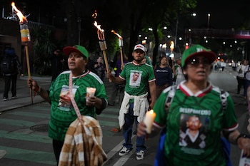 Drones no autorizados, movilizaciones magisteriales y colectivos de búsqueda pueden convertir la cita en un escaparate de conflictos internos, mientras el aeropuerto de la capital sigue limitado para la demanda que atraerán los partidos (AP Foto/Eduardo Verdugo)