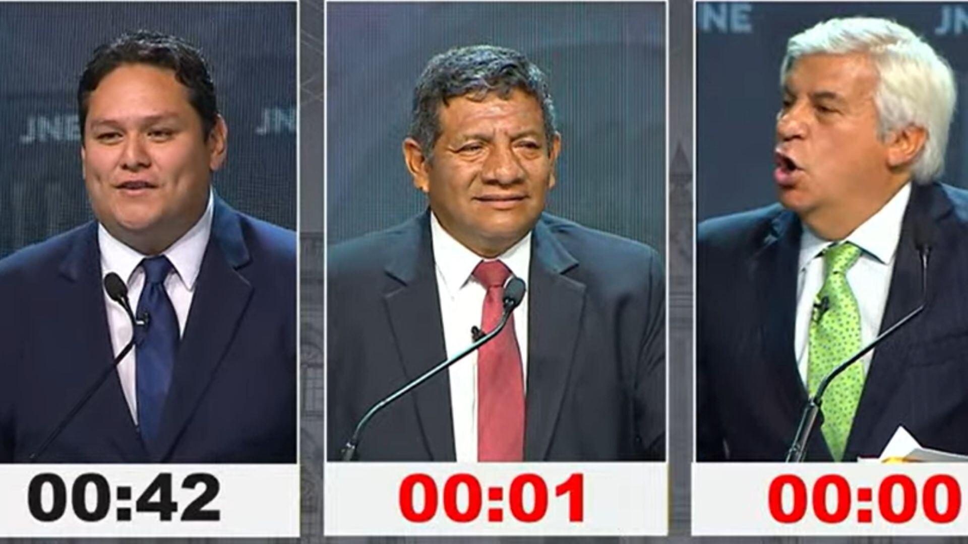 Enrique Valderrama utilizó sus segundos restantes para arremeter contra su contrincante. | JNE