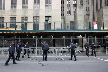 Se estableció un operativo de segruidad en Manhattan a propósito de la presencia del ex mandatario en los tribunales. (REUTERS/Caitlin Ochs)