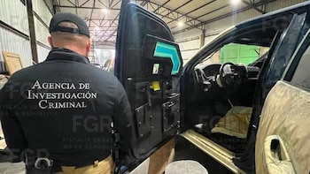 La Fiscalía General de la República desmanteló un taller clandestino de blindaje artesanal en la colonia Las Palmas, en la ciudad de Durango, tras una denuncia ciudadana. Crédito: Especial