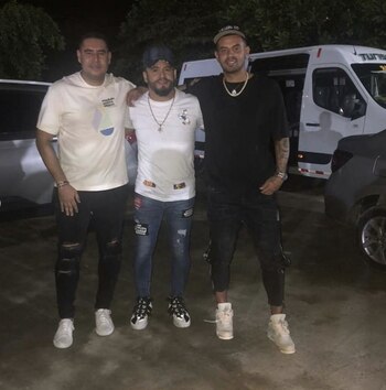 El mediocampista se mostró junto