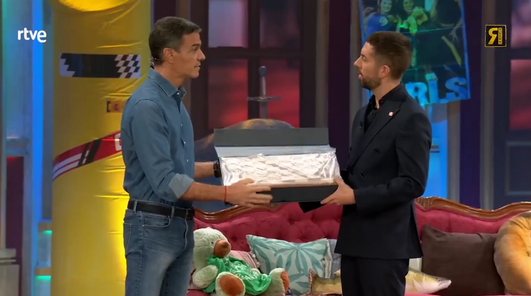 Los dos regalos de Pedro Sánchez a David Broncano en ‘La Revuelta’: un juego de “cargarse al rey” y el guiño al ‘Perro Sanxe’