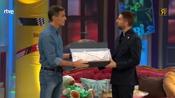 Los dos regalos de Pedro Sánchez a David Broncano en ‘La Revuelta’: un juego de “cargarse al rey” y el guiño al ‘Perro Sanxe’