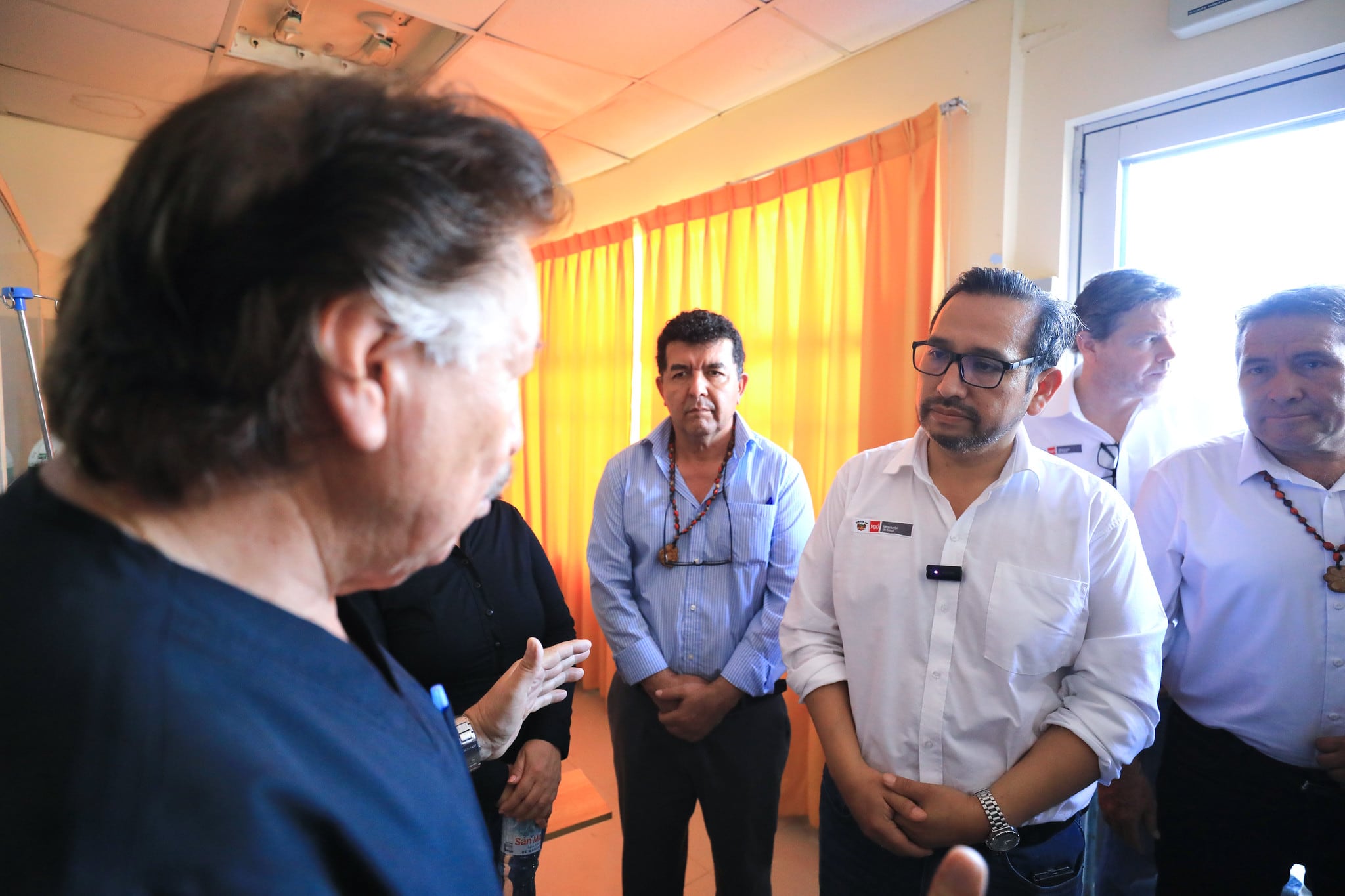 El ministro de Salud, Luis Dyer Fernández, escucha a autoridades de la Dirección Regional de Salud durante una inspección a los establecimientos de atención en Ucayali. (Foto: Minsa)