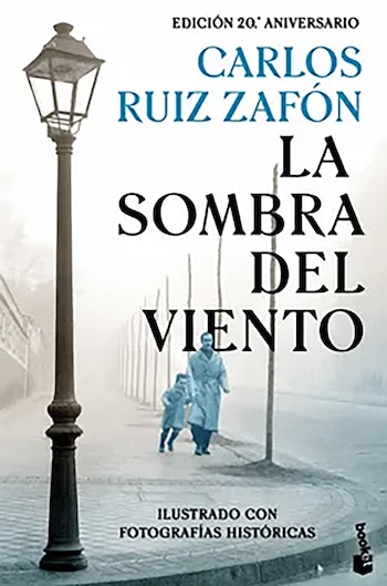 Portada del libro La Sombra del Viento. Un farol antiguo en primer plano, con un hombre y un niño caminando en la niebla al fondo. Título y autor visibles