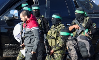 Yarden Bibas es escoltado por