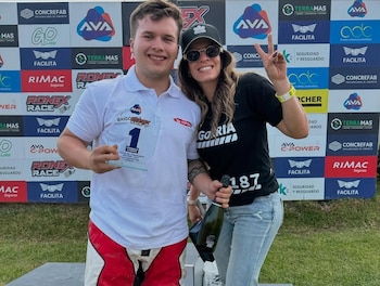 Derek Baigorria junto a Alejandra