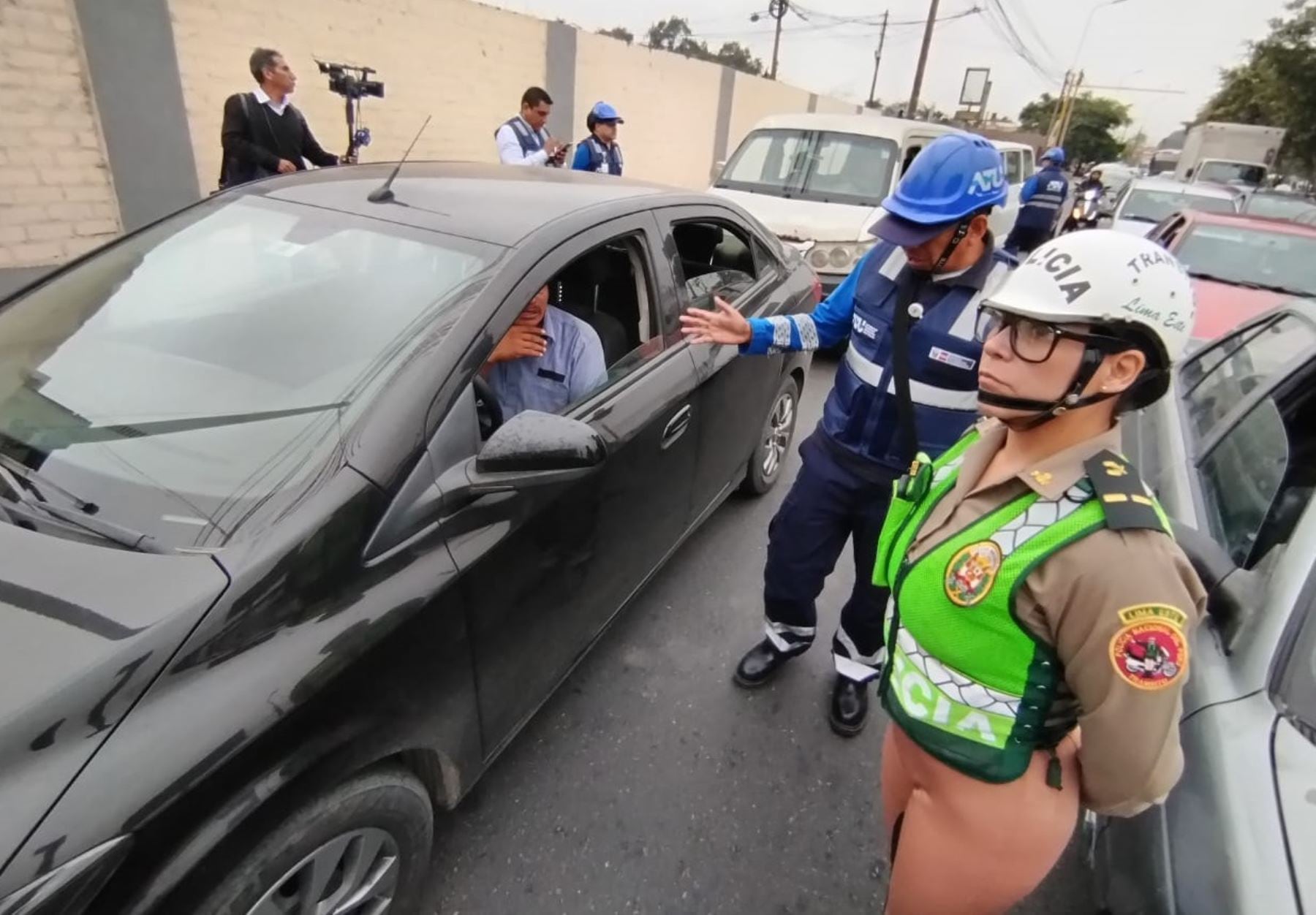 Una agente de la Policía Nacional y un fiscalizador de la Autoridad del Transporte Urbano para Lima y Callao son parte de un operativo en la capital. (Andina)