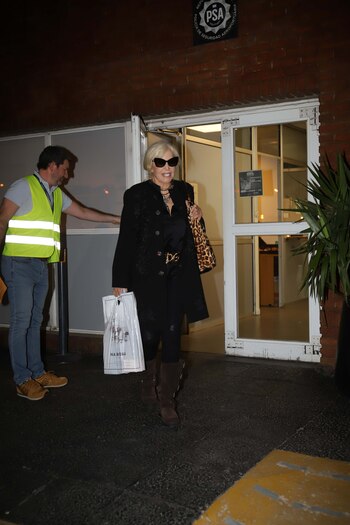 Completamente vestida de negro, Susana