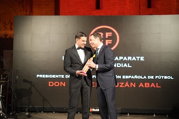El presidente de la Junta de Andalucía, Juanma Moreno, en los XX Premios Escaparate. (Junta de Andalucía / Europa Press)