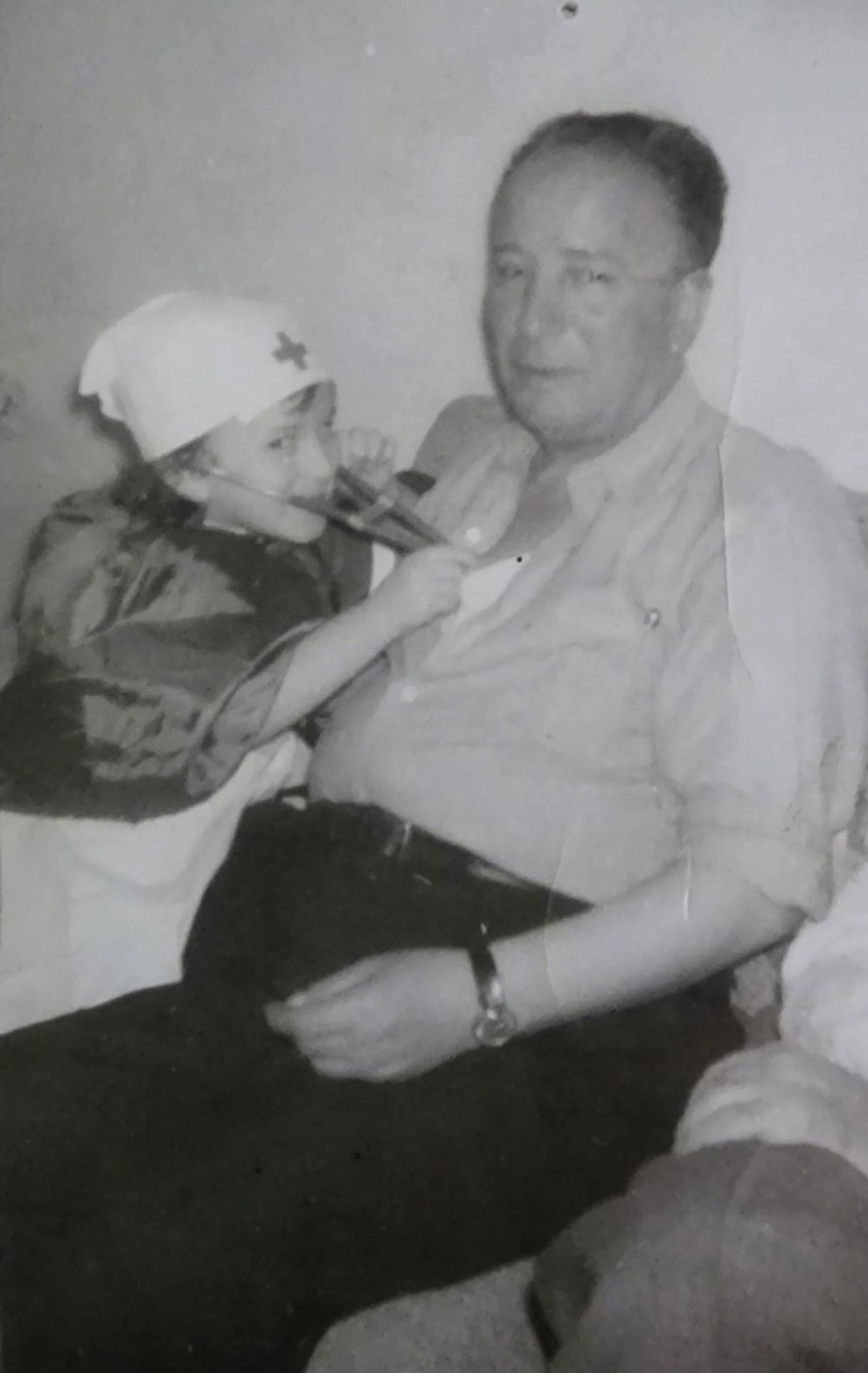 Julia Zenko jugando con Simón, abuelo materno al que visitó durante años en Brasil (donde él tenía un cabaret), creyendo que se trataba de un tío lejano