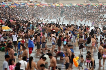 Bañistas disfrutan de un día