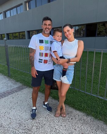 Mica Viciconte junto a