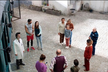Vecinos reunidos en un patio