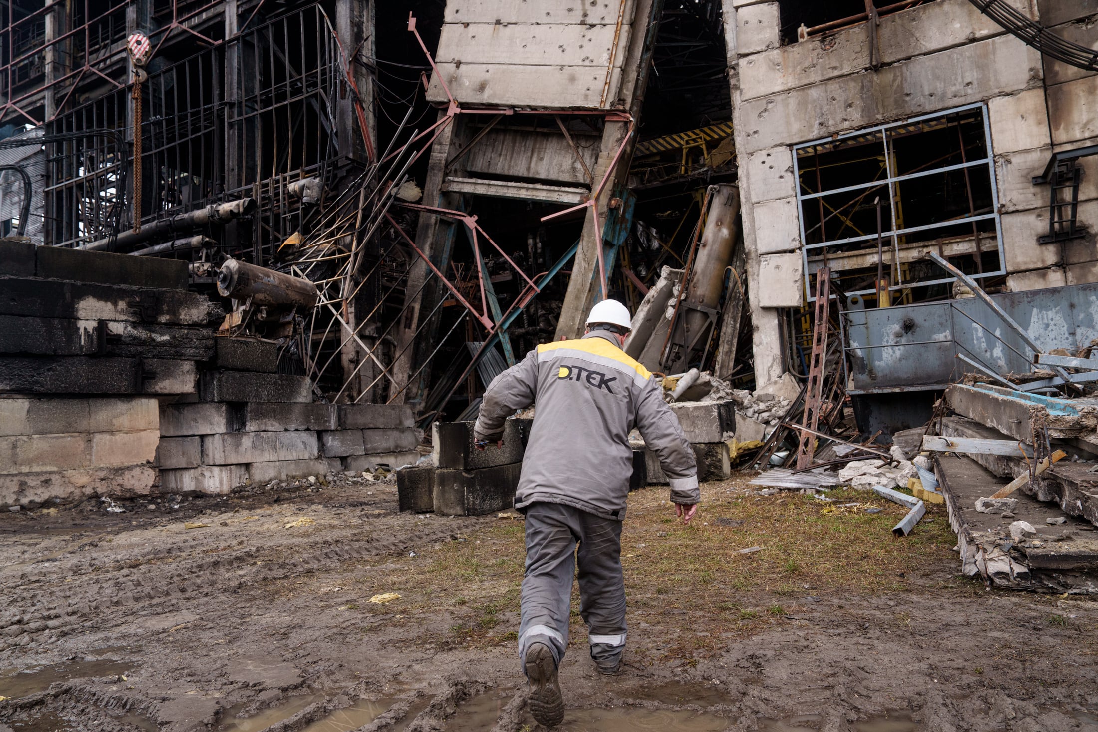 Un trabajador camina ante una zona de producción tras un ataque de misil ruso reciente contra la central eléctrica DTEK en Ucrania, el miércoles 10 de diciembre de 2025. (AP Foto/Evgeniy Maloletka)