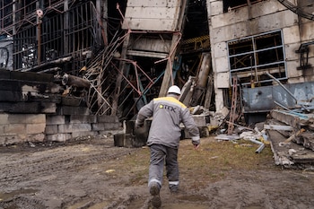 Un trabajador camina ante una