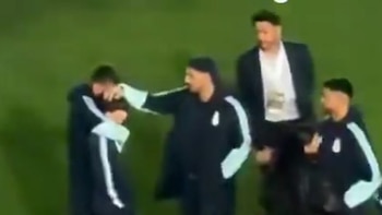 El tierno gesto de los referentes de la selección argentina con Thiago Messi luego de que rompiera en llanto en la despedida de su papá