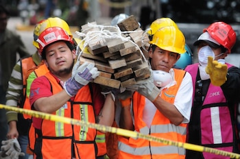 CIUDAD DE MÉXICO, 28SEPTIEMBRE2017.- Rescatistas