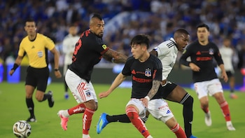En el amistoso Millonarios vs. Colo-Colo, el árbitro mundialista Andrés Rojas amonestó dos veces al mismo jugador y no lo expulsó