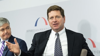 Trump nombra al expresidente de la Comisión de Valores Jay Clayton como nuevo director de Inteligencia Nacional