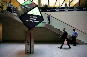 Personas caminan por el vestíbulo