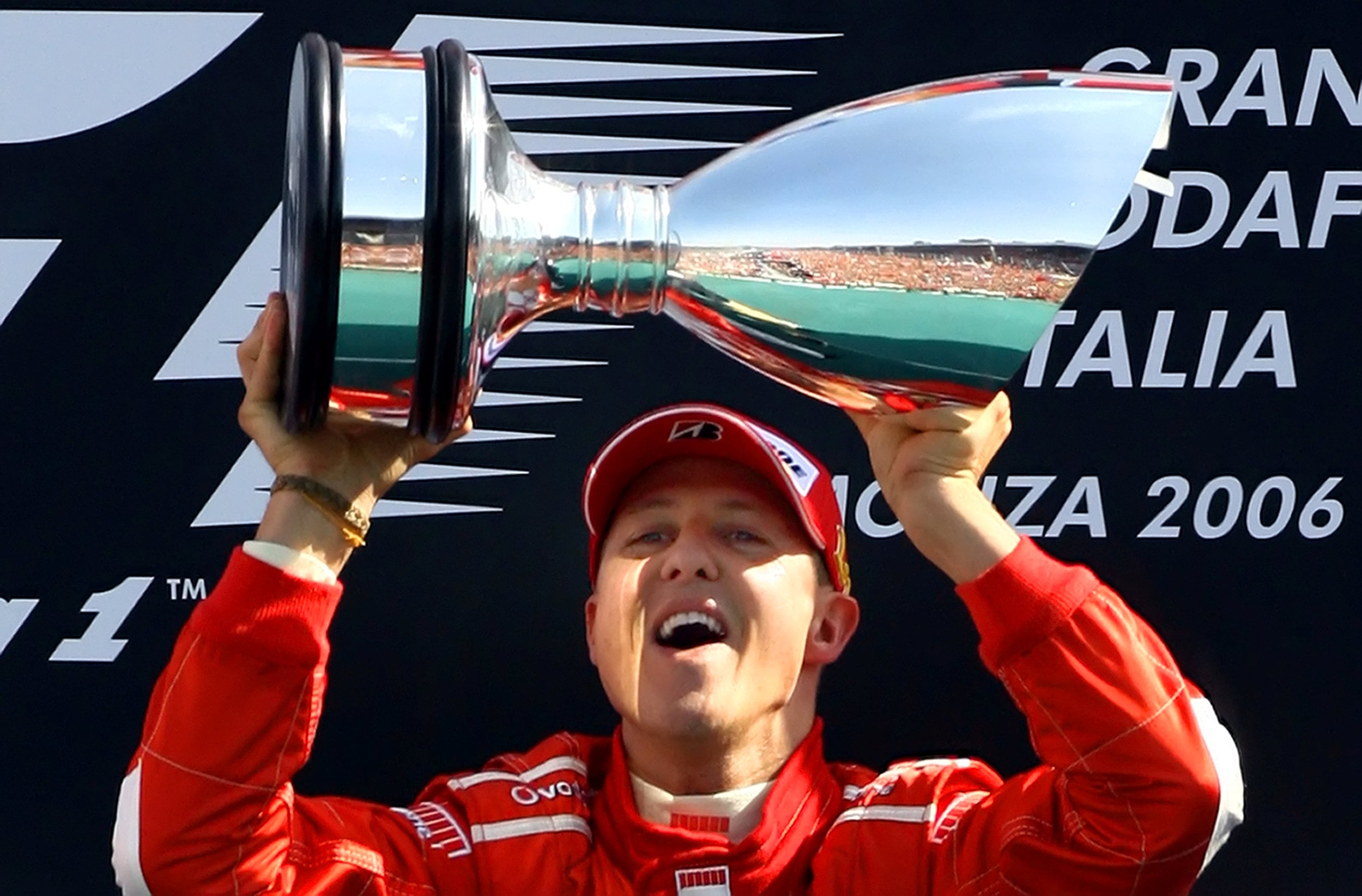 Schumacher festeja tras ganar en Monza el GP de Italia. Fue el día que anunció su retiro (REUTERS/Giampiero Sposito)