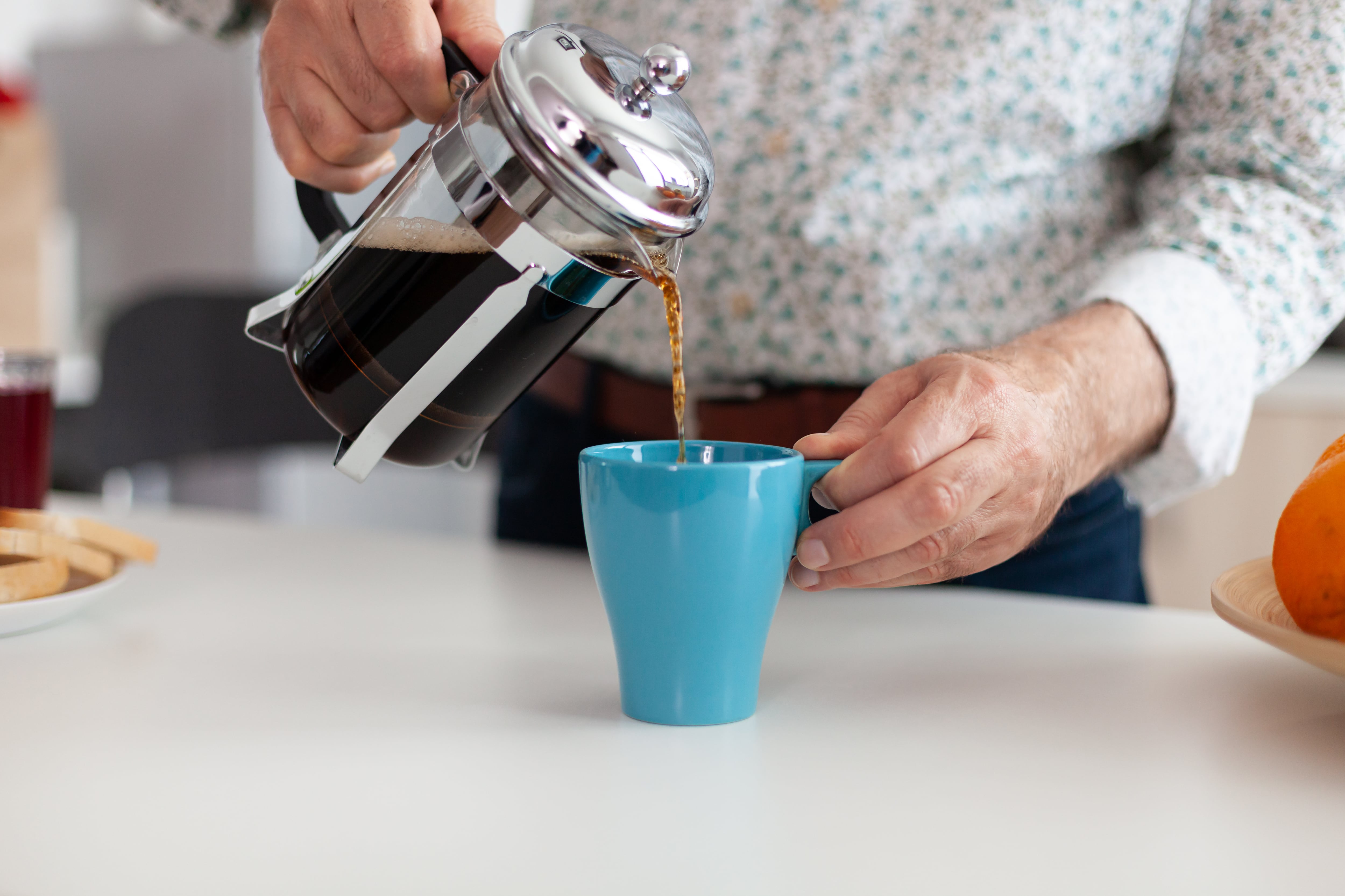Una persona mayor toma café (Shutterstock)
