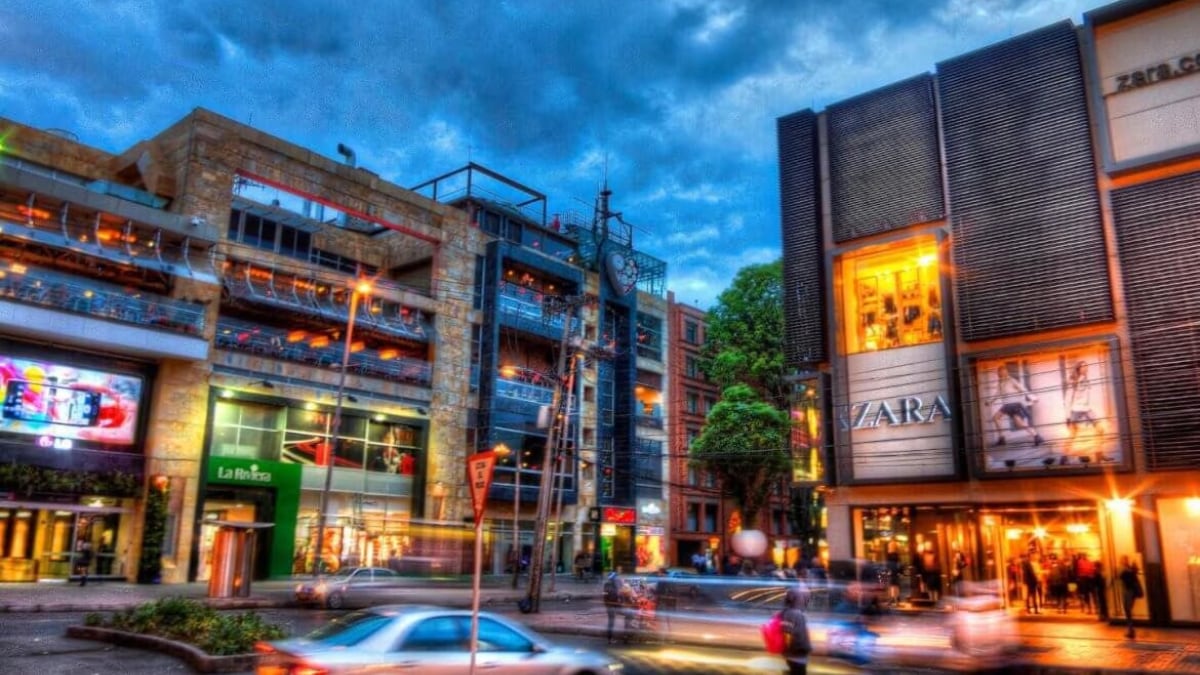 Sectores como la Zona T, la Zona Rosa y Usaquén reúnen boutiques, centros comerciales, negocios independientes y mercados artesanales - crédito Fashion Network