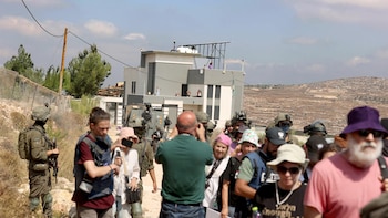 Decenas de colonos israelíes asaltan la vivienda palestina en Qusra que asediaban desde hace semanas