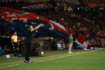 El entrenador antioqueño dirigiendo a Independiente Medellín desde la raya técnico un clásico ante Atlético Nacional-crédito David Jaramillo/Colprensa