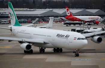 Un avión Airbus A340-300 de Mahan Air, la aerolínea iraní sancionada por Estados Unidos, se desplaza por el aeropuerto de Düsseldorf, Alemania (REUTERS/Archivo)