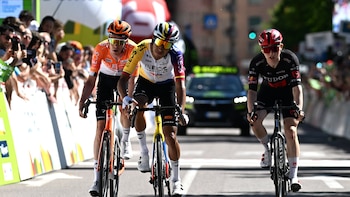 Egan Bernal brilló en el Tour de los Alpes y logró subir al podio de la carrera
