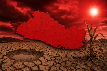 Silueta roja del mapa de El Salvador sobre un terreno seco y agrietado con una planta marchita a la derecha y un cielo rojo.