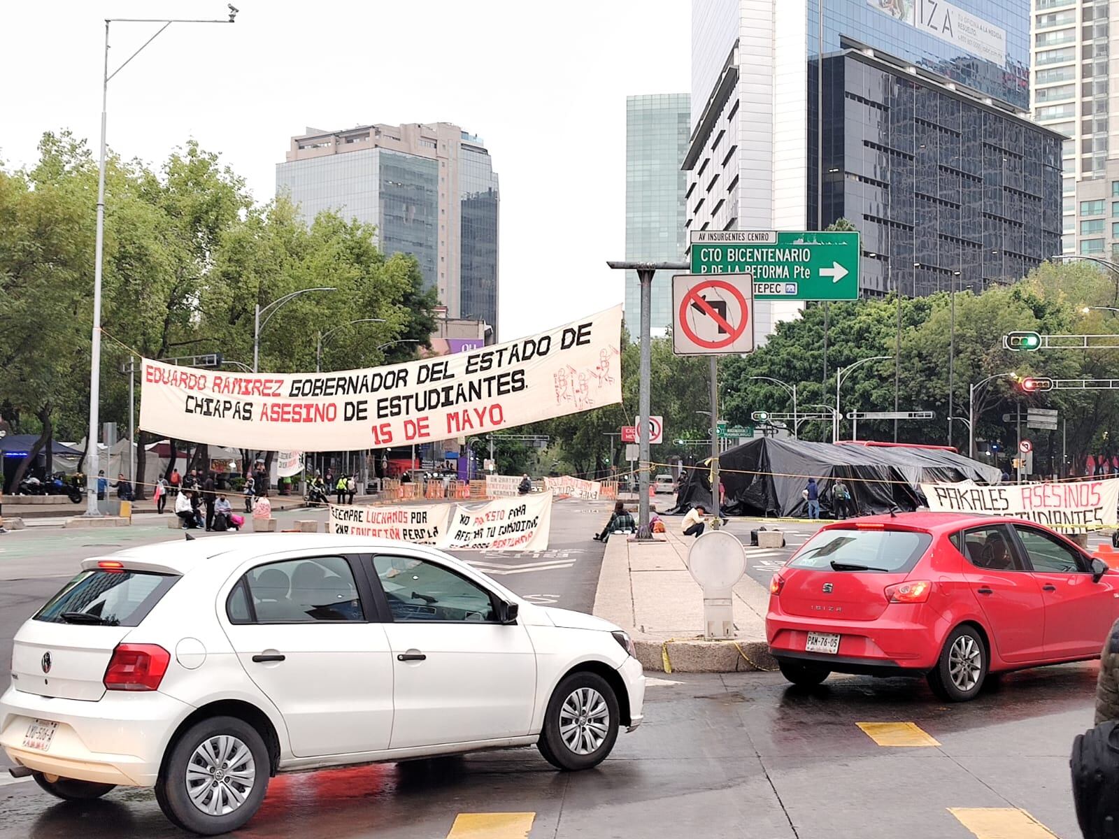 Las personas descendieron de las unidades de metrobús en Plaza de la República y caminaron hasta la estación glorieta de insurgentes para continuar su viaje . (Joel Cano)