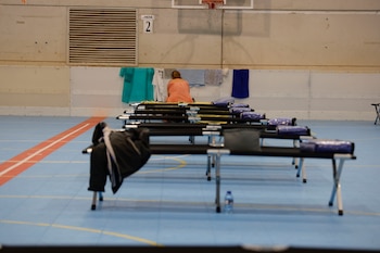 Camillas en el pabellón deportivo