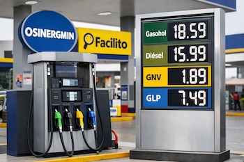 Surtidor de combustible con cuatro mangueras, pantalla digital con precios de gasohol, diésel, GNV y GLP, y carteles de Osinergmin y Facilito.