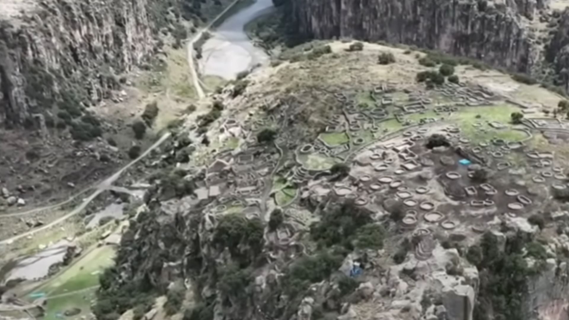 El sitio se integra estratégicamente al Qhapaq Ñan, lo que sugiere que T’aqrachullo también cumplía funciones logísticas y de control territorial dentro del imperio - Créditos: Captura de pantalla de Latina.