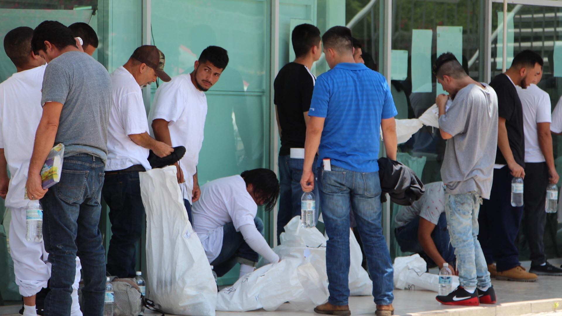 En 2025, la distribución de los detenidos dominicanos fue distinta: 101 integraban unidades familiares, 207 eran adultos solteros y 16 menores no acompañados. EFE/Abraham Pineda Jácome