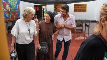 La monja Mónica Astorga junto